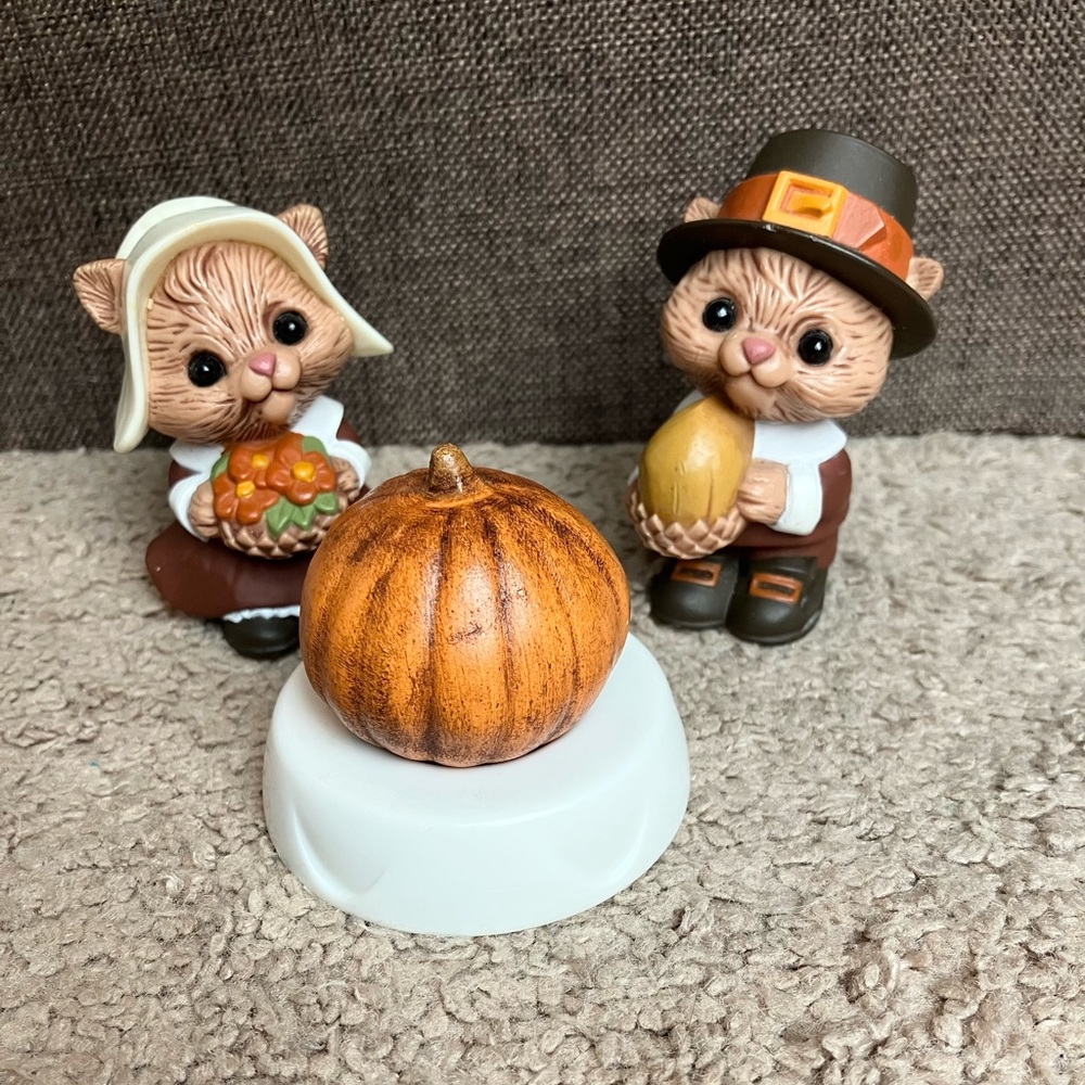 Hallmark Thanksgiving Pilgrim Chipmunks Salt and Pepper Shakers